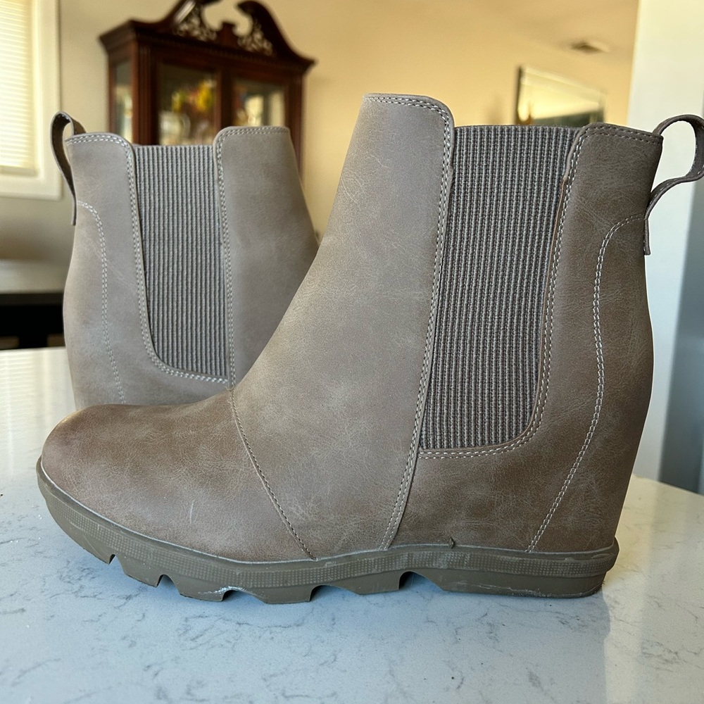 Women's Wedge Tan Ankle Chelsea Boots - Picture 1 of 13